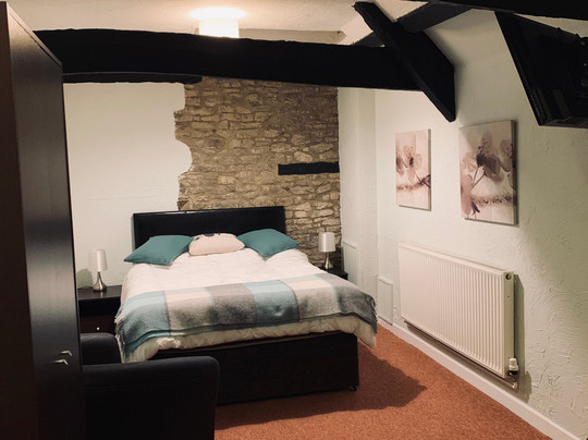 Hawkesbury Upton Fox Inn主图