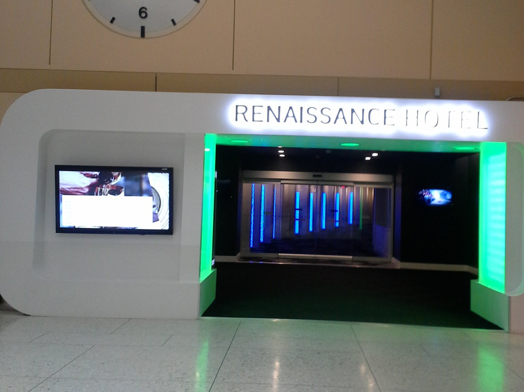 埃德蒙顿机场万丽酒店主图