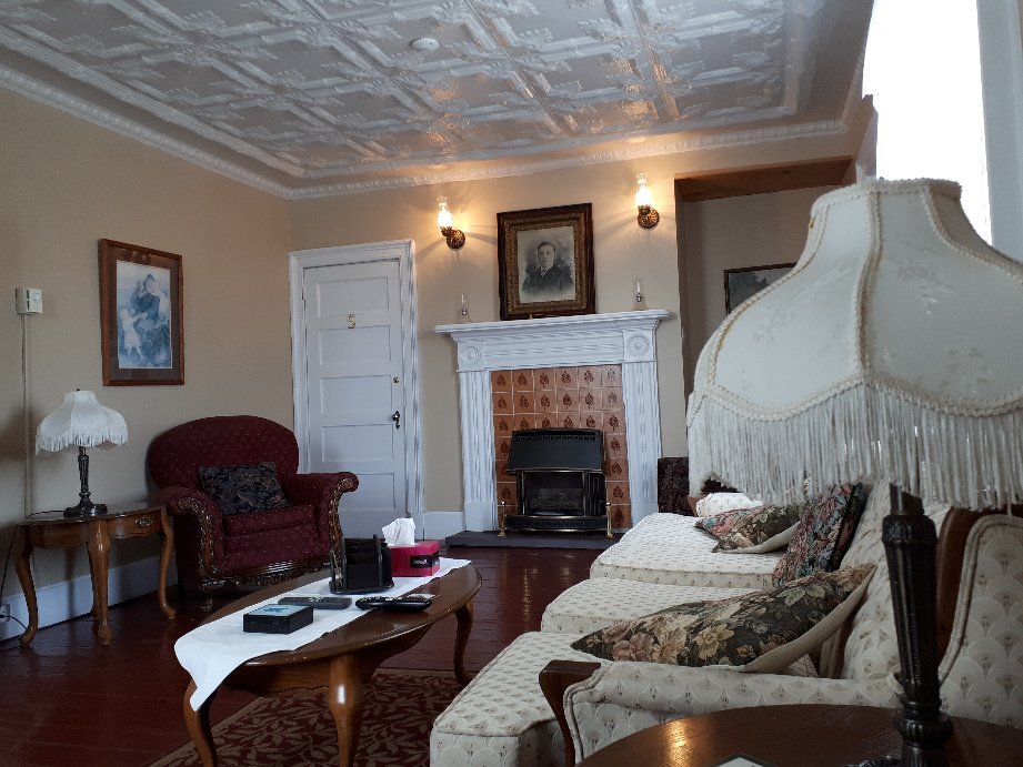 Bishop White Manor-官方