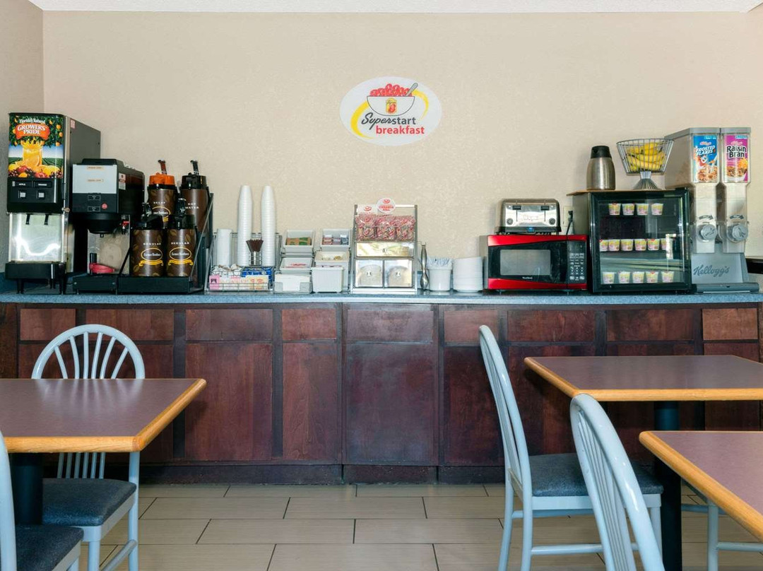 Super 8 by Wyndham Perry主图