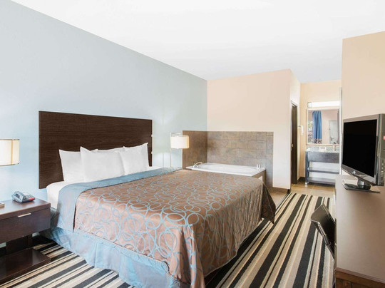 Super 8 by Wyndham Dilley TX主图