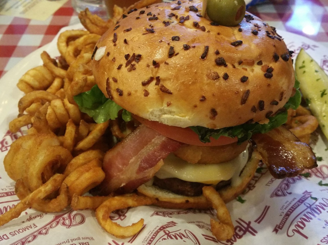 里弗赛德餐馆和美食-Heroes Restaurant and Brewery