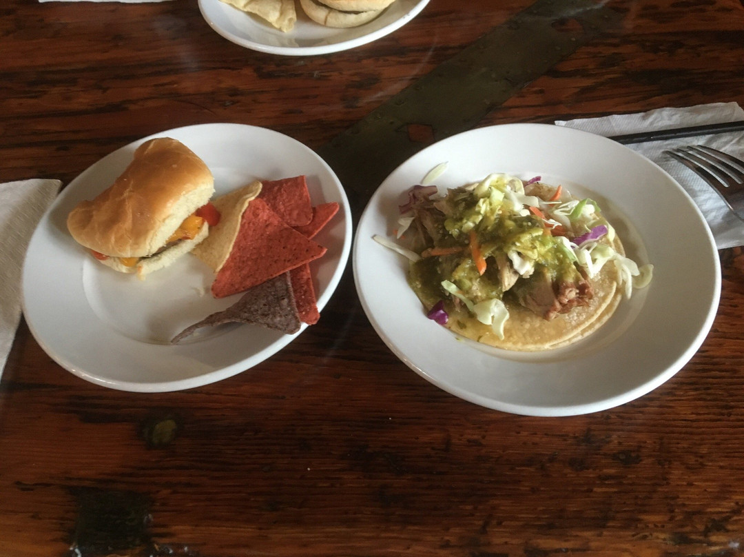 Burien餐馆和美食-Tin Room Bar