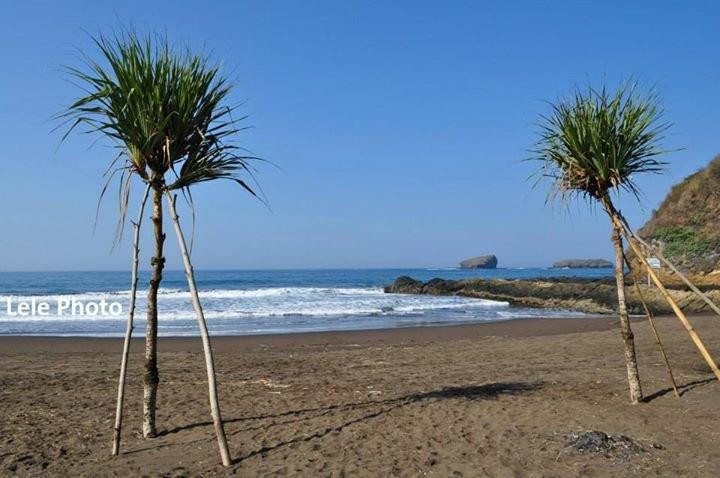 Watu Ulo Beach景点图片