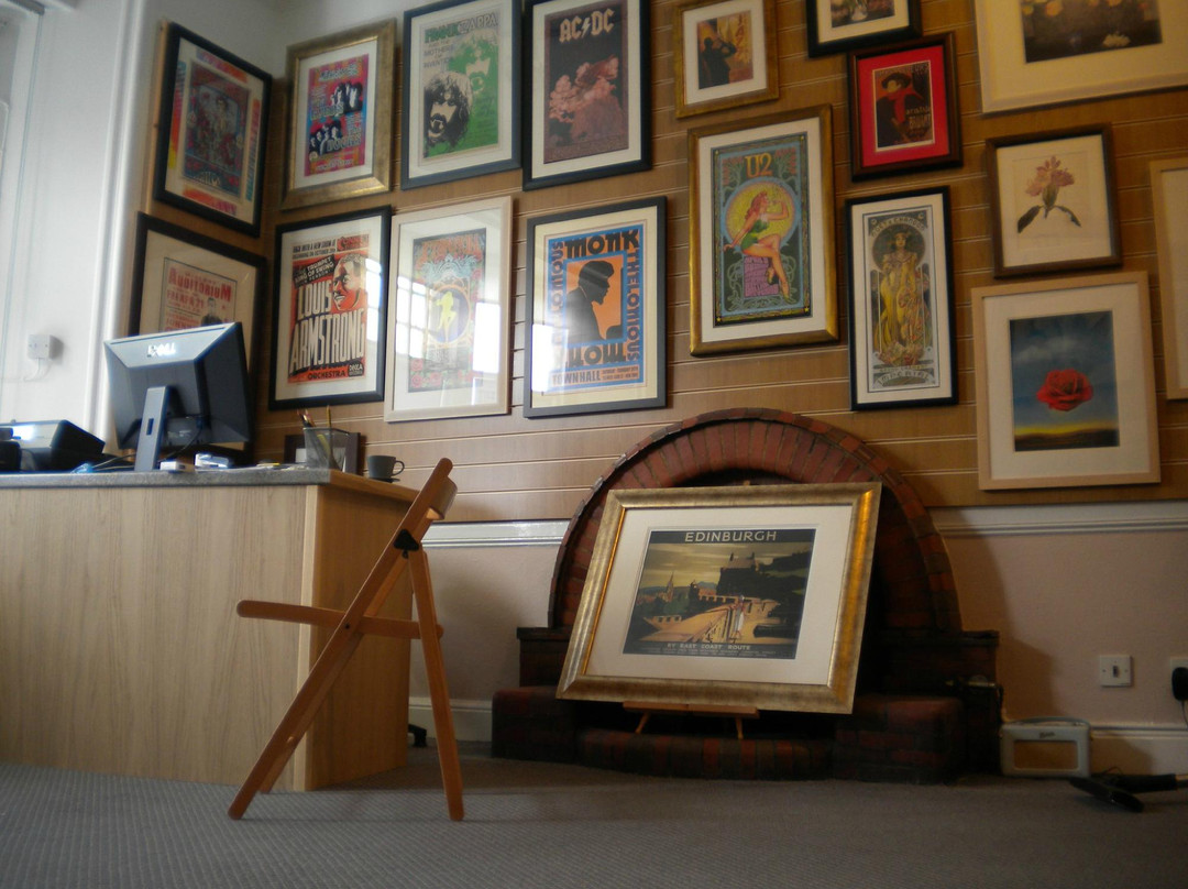 The Three Fishes Gallery & Framing-皮布尔斯必去景点