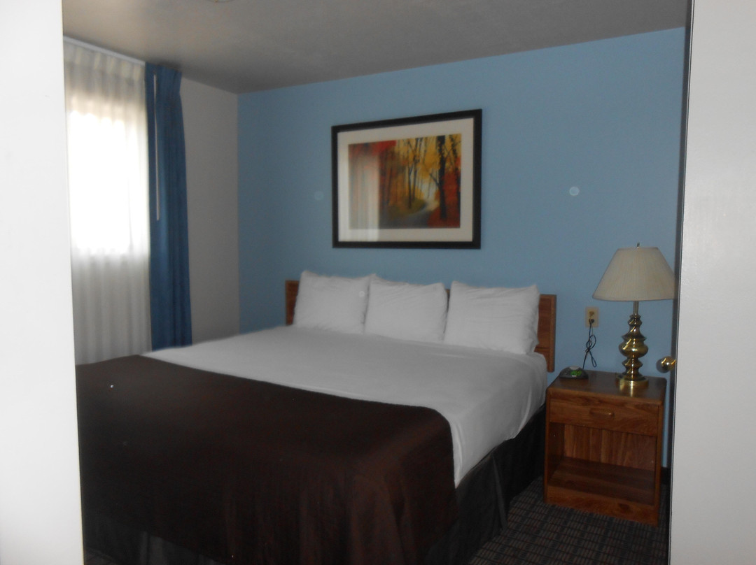 Econo Lodge Inn & Suites