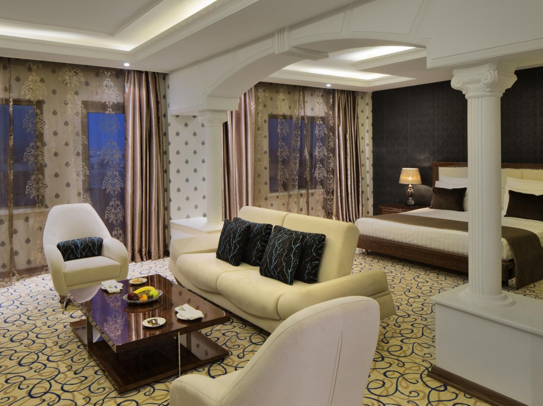 Highcrest Hotel主图