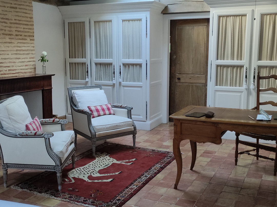 厄热涅草坪酒店主图