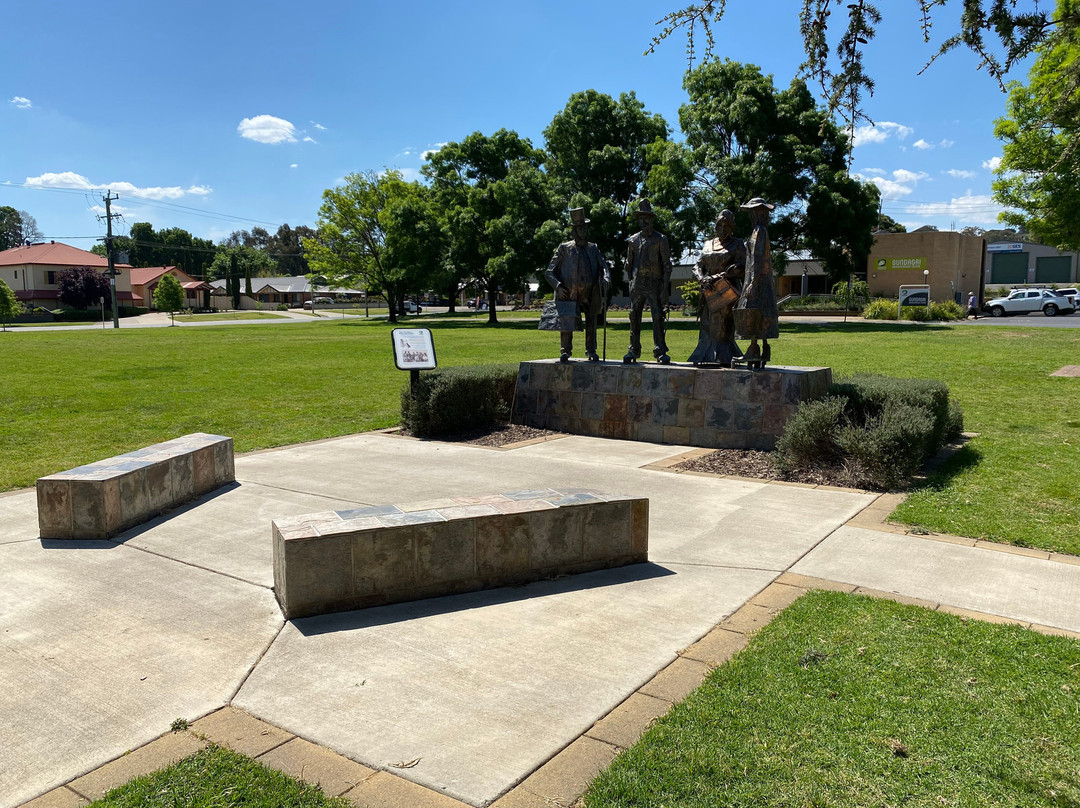 Dad & Dave, Mum & Mabel sculpture-刚达盖必去景点
