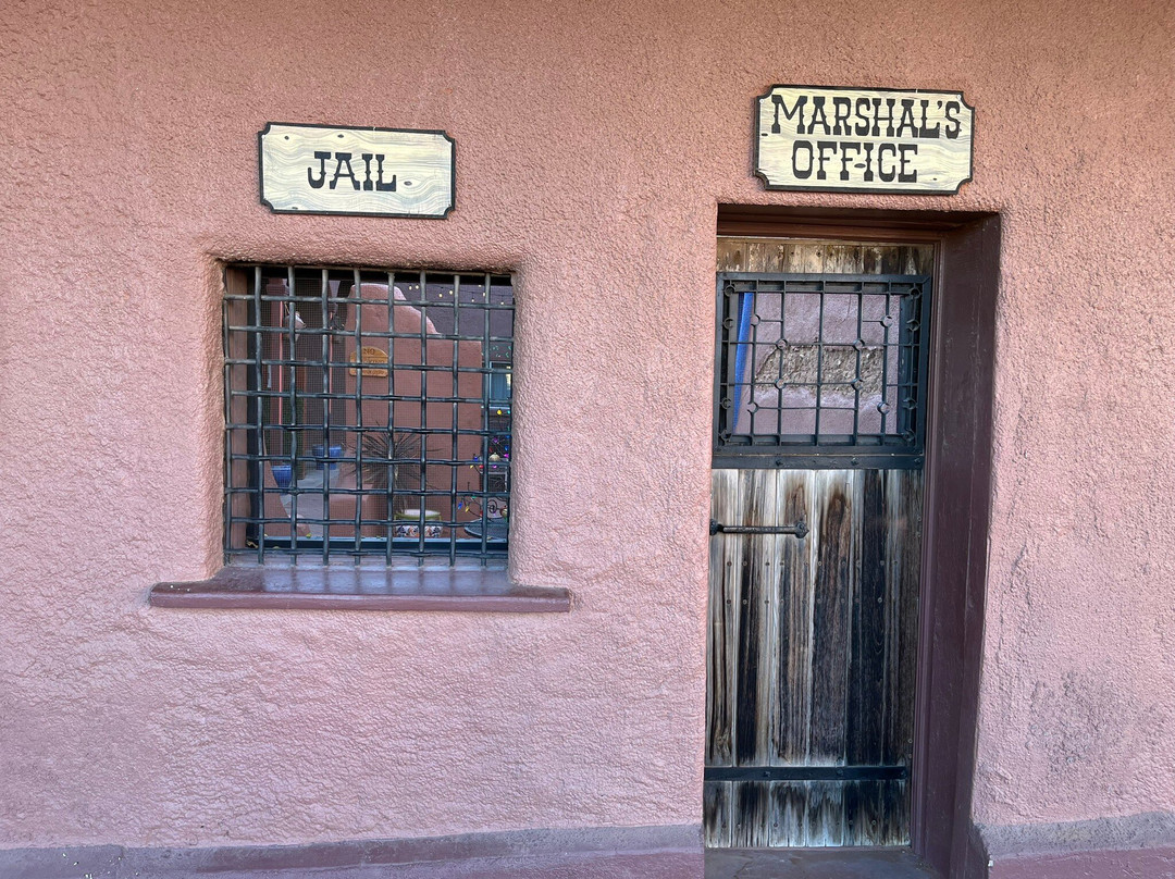 E Allen St-墓碑镇必去景点