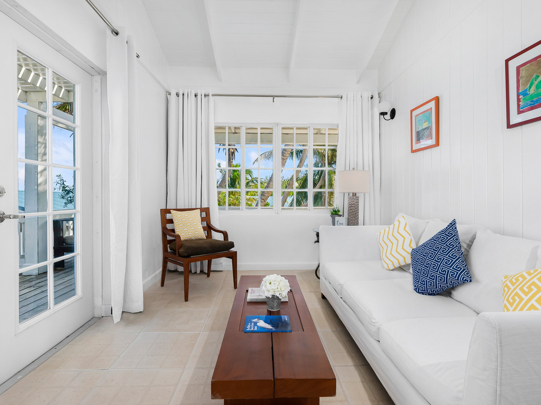 Pelican Beach Hotel主图