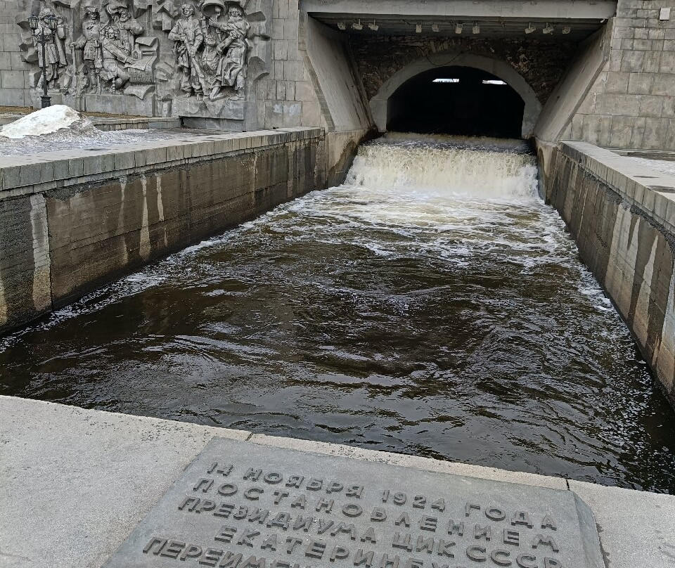 Weir on river Iset景点图片
