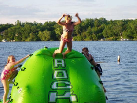 Island View Resort on Nest Lake主图