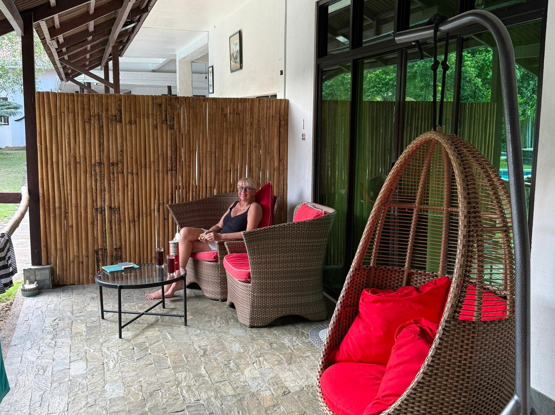 福茂萨波荷别墅酒店主图