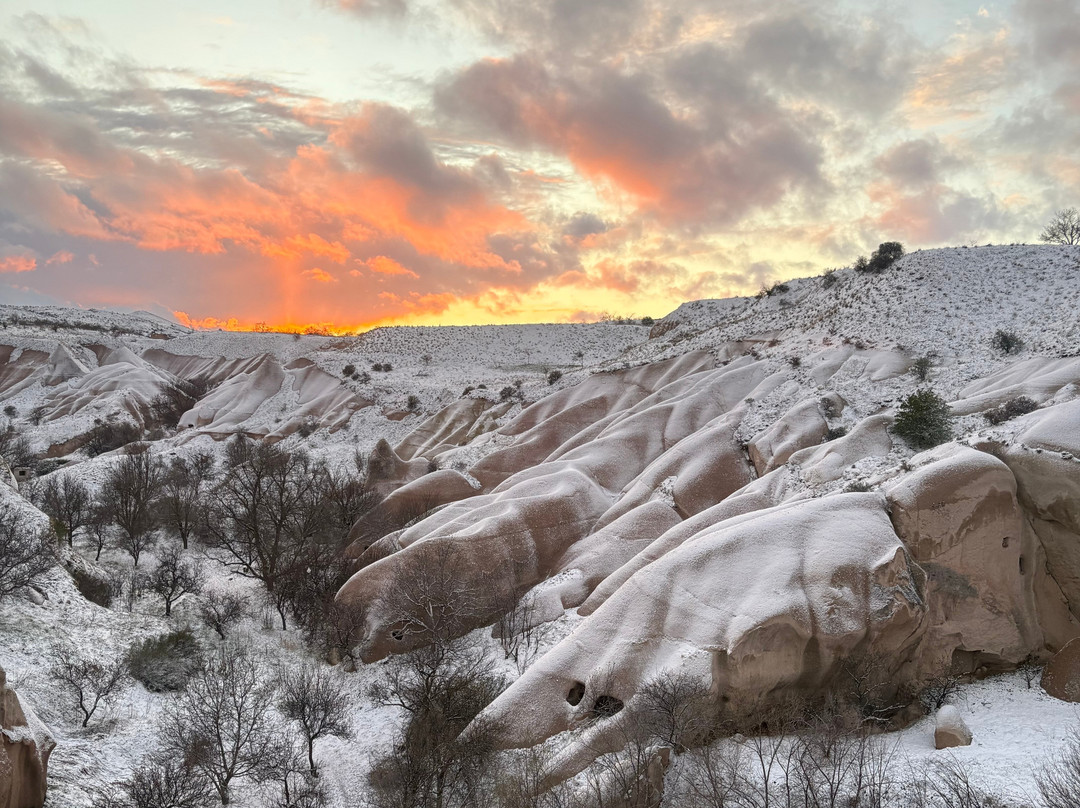Valley Inn Cave Hotel主图
