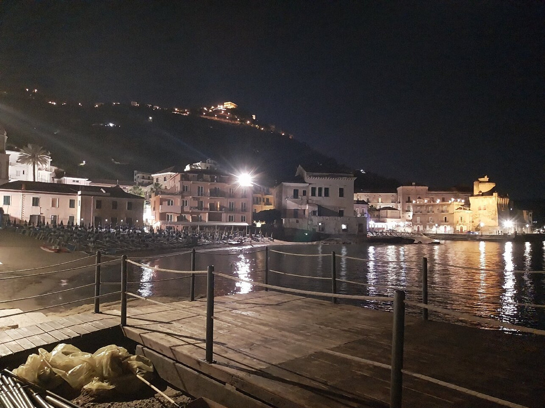 拉佩尔格拉酒店主图