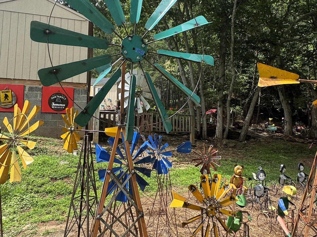 The Zoo Groovy Yard Art景点图片