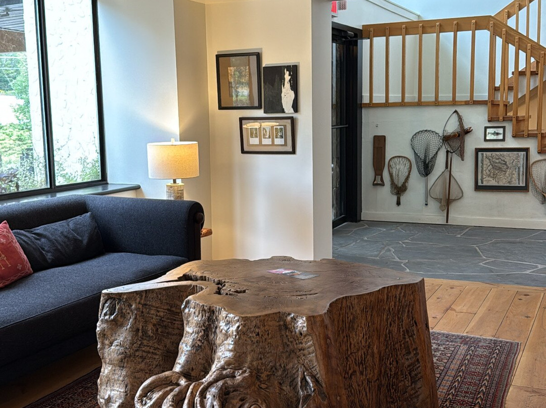 Hunter Lodge, a Bluebird by Lark主图