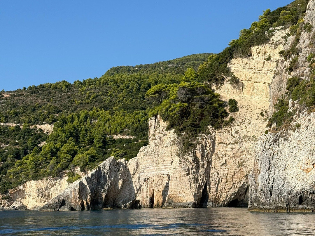 Captain's Motorboat Rentals-利姆尼科利必去景点