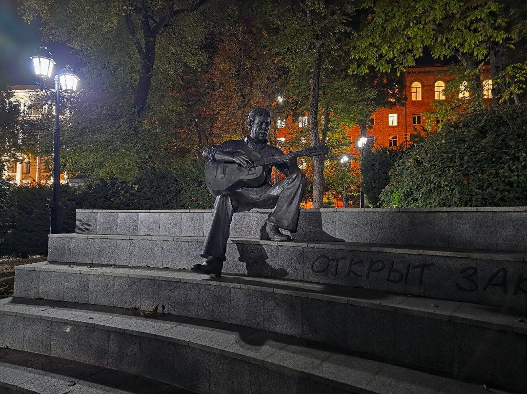 Monument to Vladimir Vysotsky-海参崴必去景点