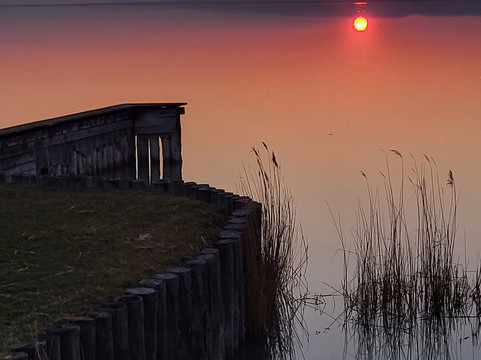 尼尔斯湖畔 - 限成人主图