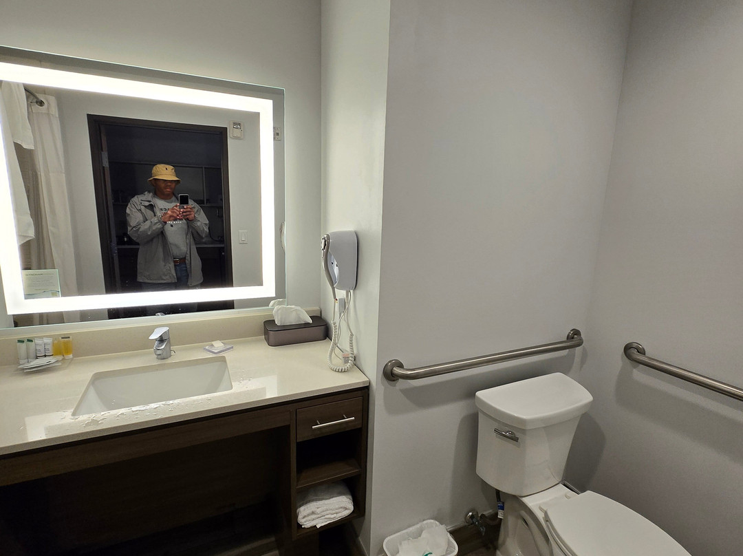 比蒙特西/I-10 瓦尔登温德姆戴斯套房酒店主图