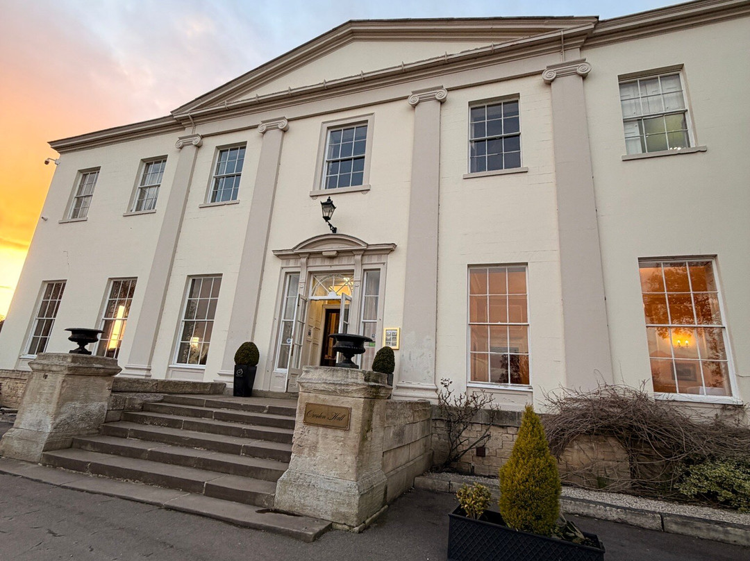 欧斯敦霍尔酒店主图