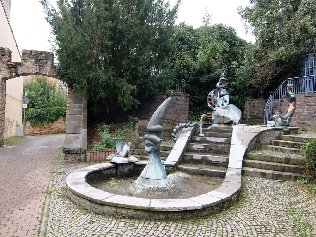 Eiermarkt mit Michel-Mort-Denkmal-巴特克罗伊茨纳赫必去景点