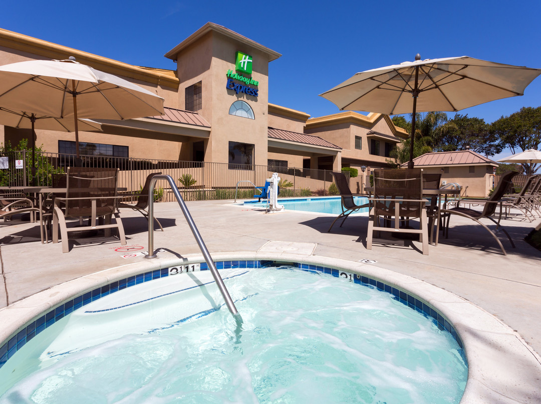 隆波克智选假日酒店主图