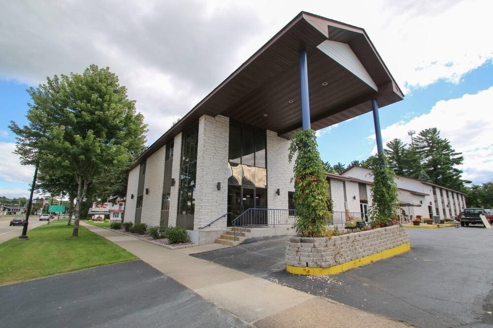 Briggsville酒店住宿-Woodside Dells Hotel & Suites