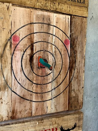 Mother Huckers Axe Club-Tibubeneng必去景点