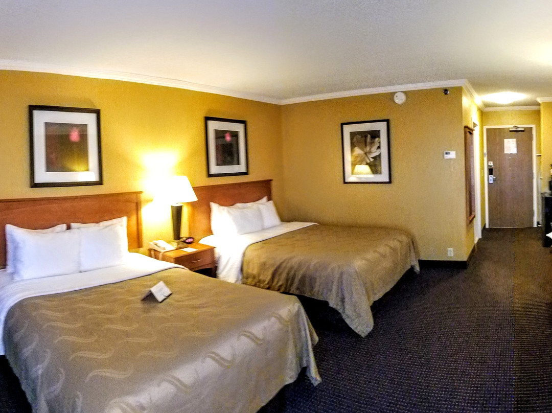 Clarion Hotel & Suites Riverfront主图