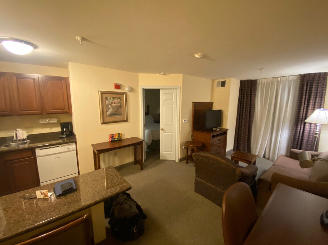 阿尔伯克基机场驻桥套房酒店主图