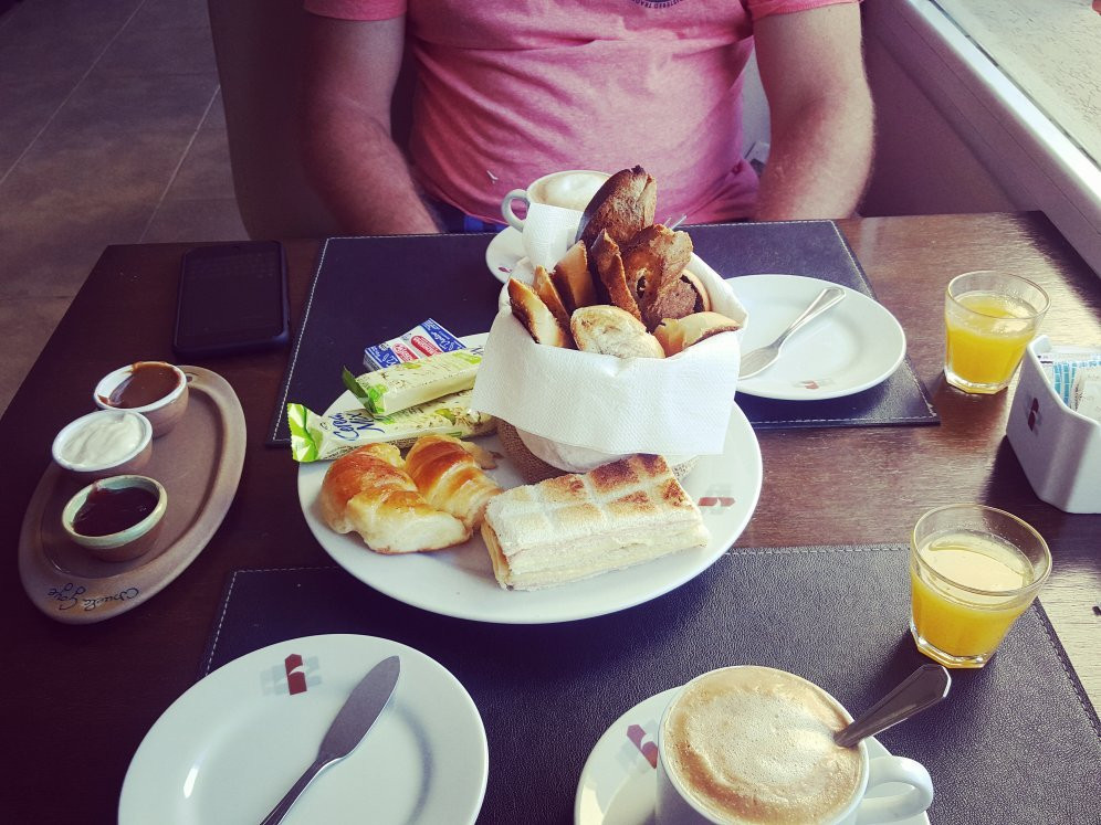 Ayres del Este主图