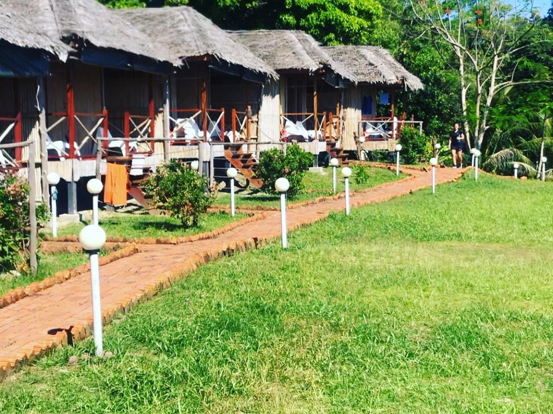 9 Huts On A Hill主图