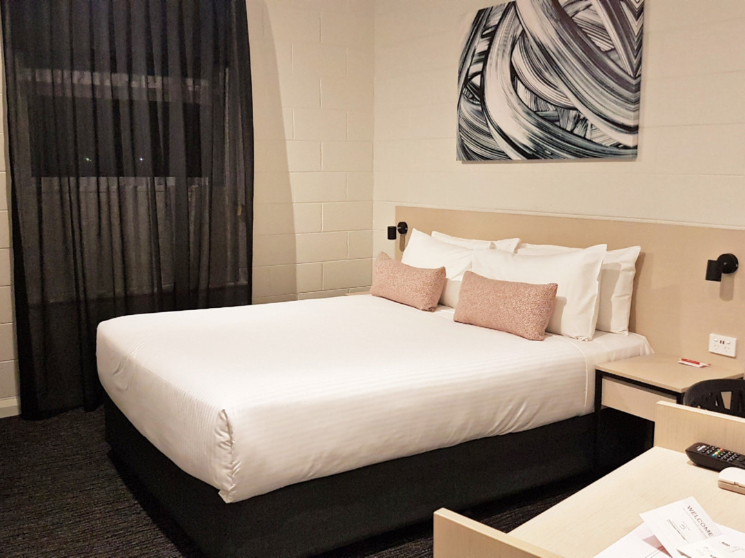 Nightcap at Hendon Hotel主图