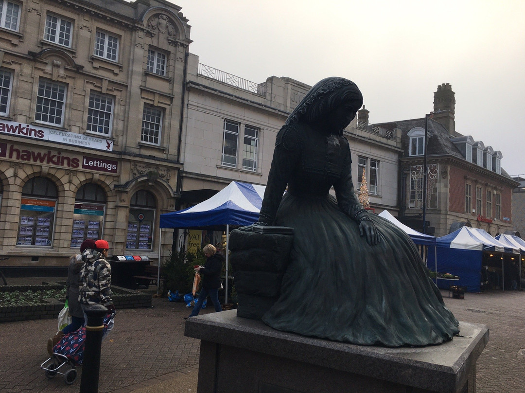 George Eliot Statue-纽尼顿必去景点