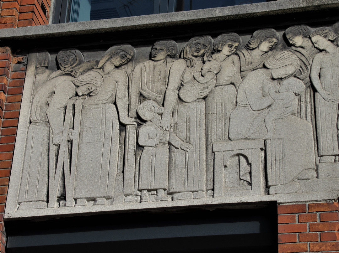 Bas-reliefs de la façade du dispensaire Louise Michel-Romainville必去景点
