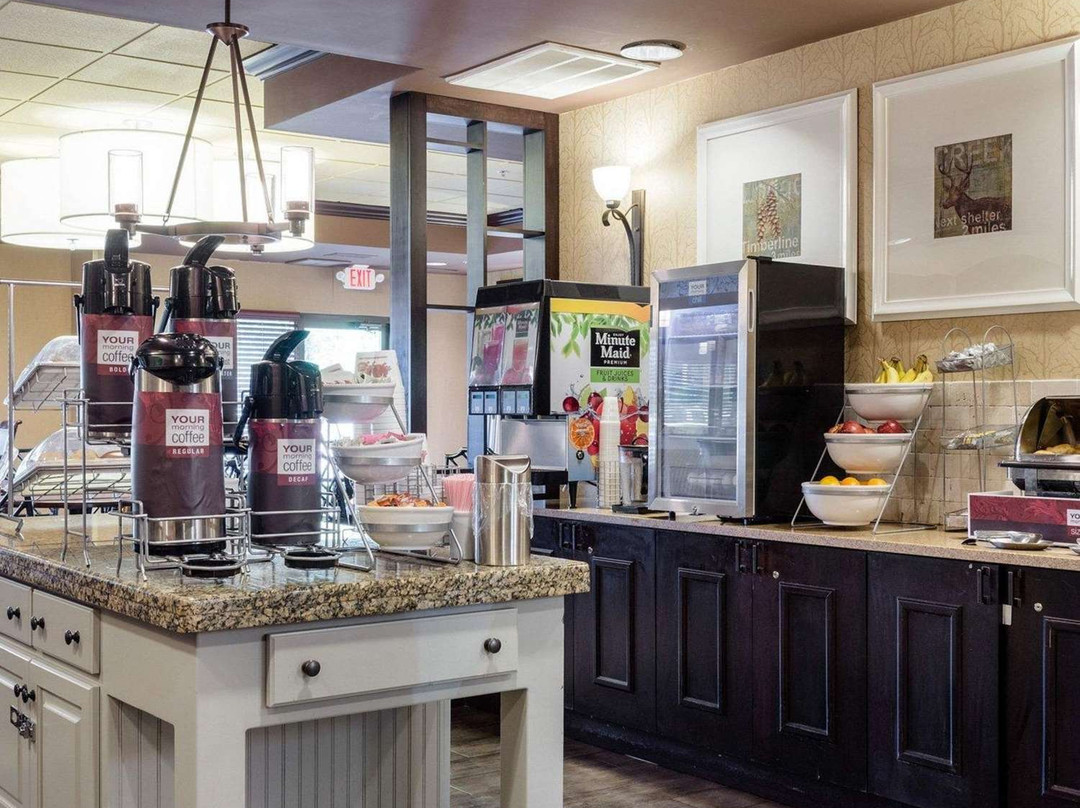 Russell Inn & Suites主图