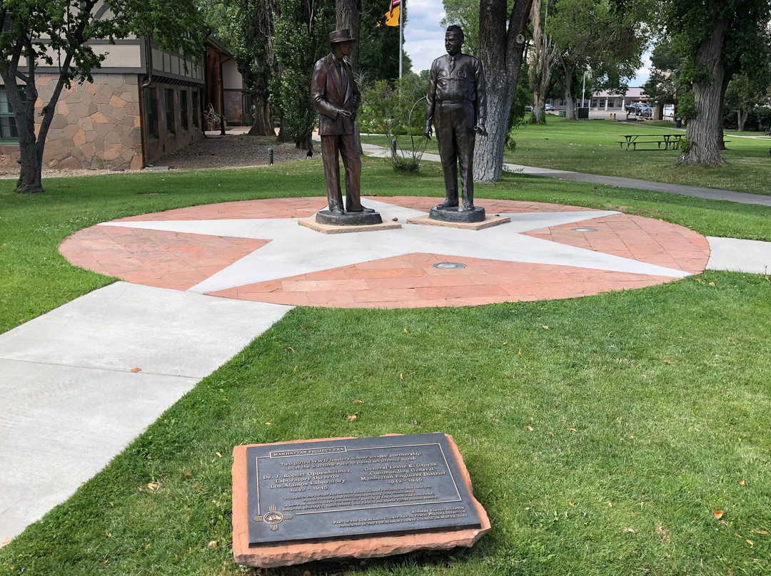 Dr. J. Robert Oppenheimer and General Leslie Statues-Los Alamos必去景点