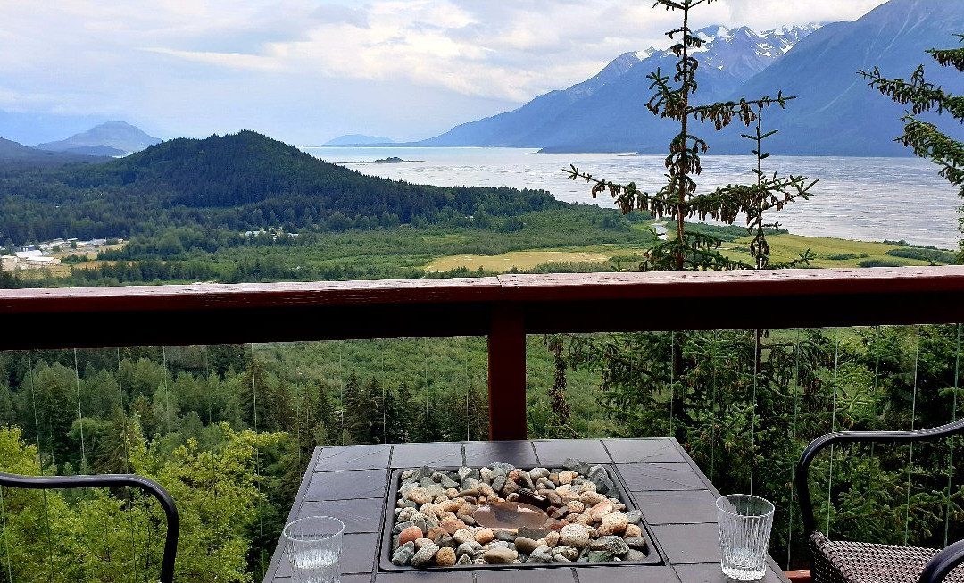 Cliffhanger B and B主图