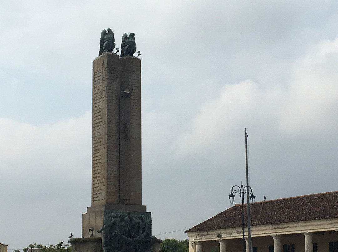 Piazza IV Novembre景点图片