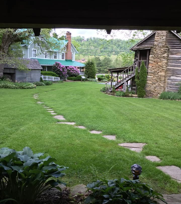 The Mast Farm Inn主图