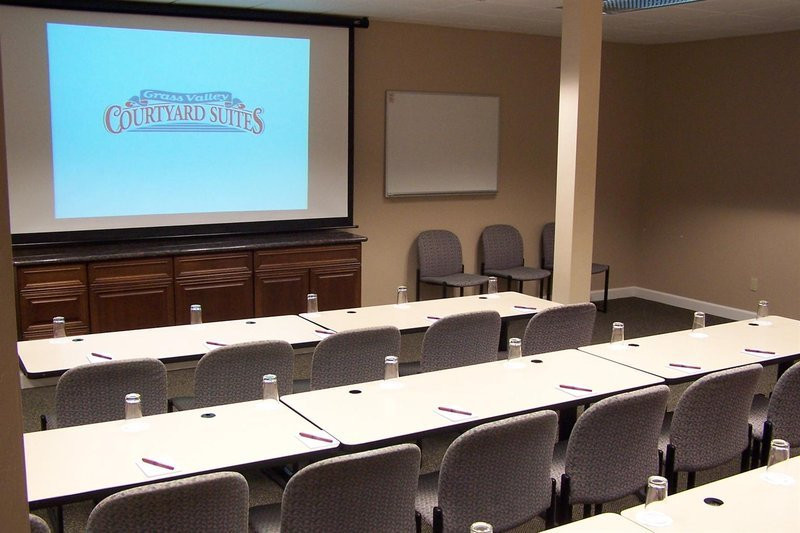 Grass Valley Courtyard Suites主图