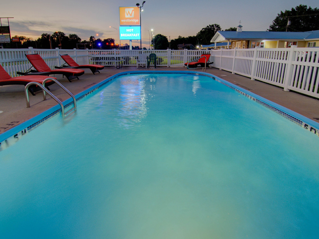 Westbridge Inn & Suites主图