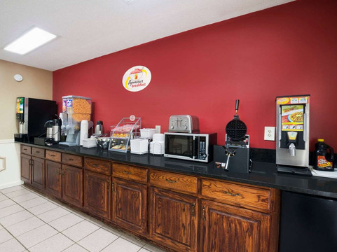 加纳-克莱顿-罗列速8酒店主图