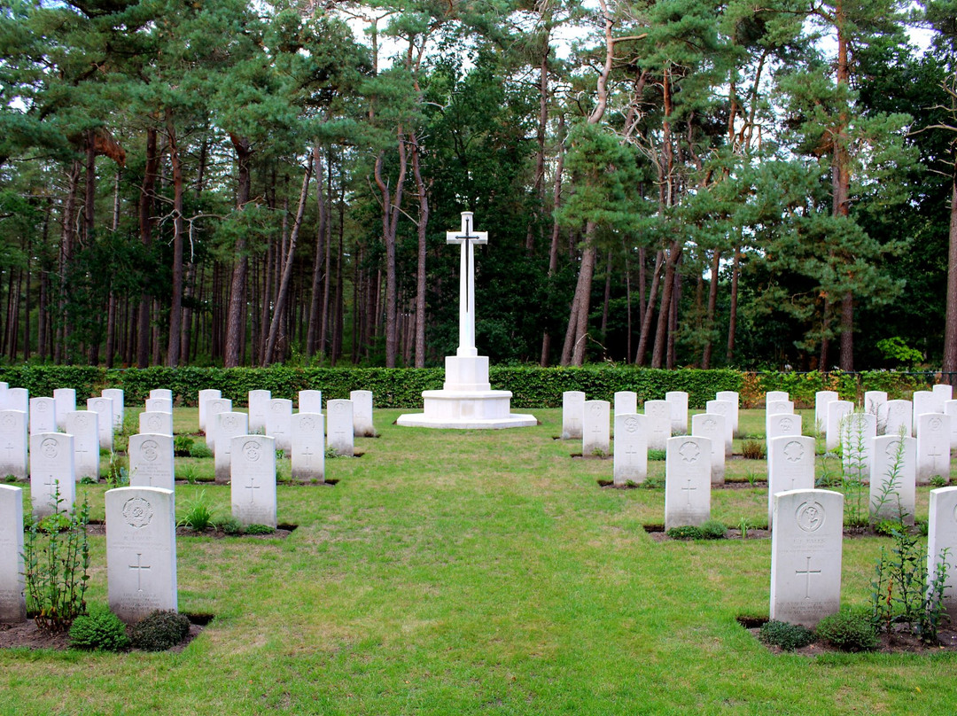 VALKENSWAARD WAR CEMETERY景点图片