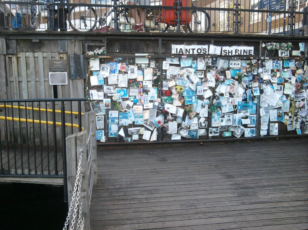 Ianto's Shrine-卡迪夫必去景点