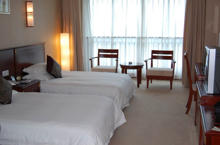 欧宝大酒店主图