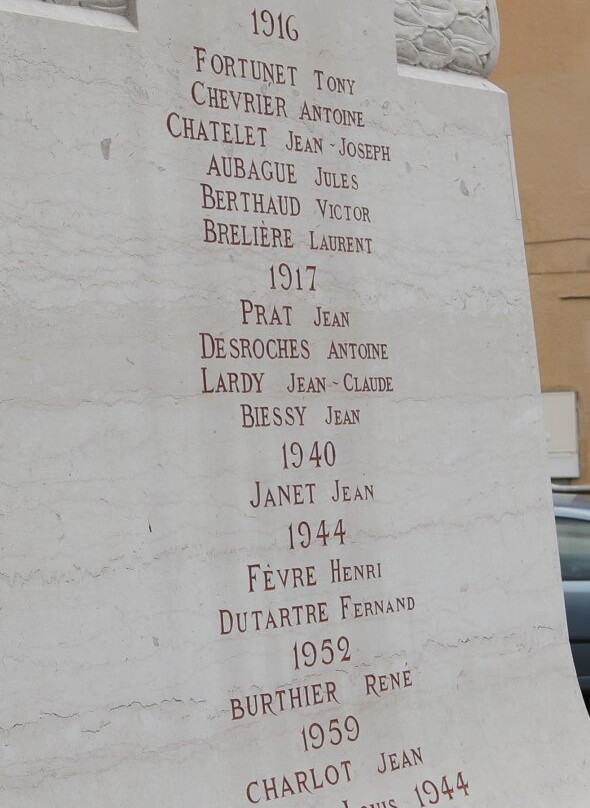 Monument aux morts d'Azé景点图片